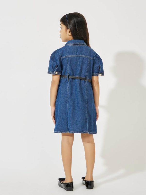 ⁦Styli Girls Solid Button Front Puff Sleeve Denim Dress With Belt⁩ - الصورة ⁦5⁩
