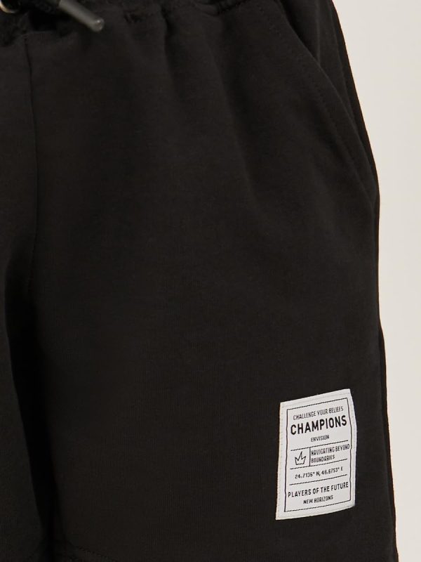 ⁦Styli Boys Badge Detail Drawstring Waist Shorts With Side And Back Pockets⁩ - الصورة ⁦4⁩
