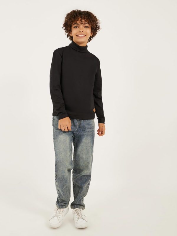⁦Styli Boys Solid High-Neck T-Shirt With Patch Detail⁩ - الصورة ⁦3⁩