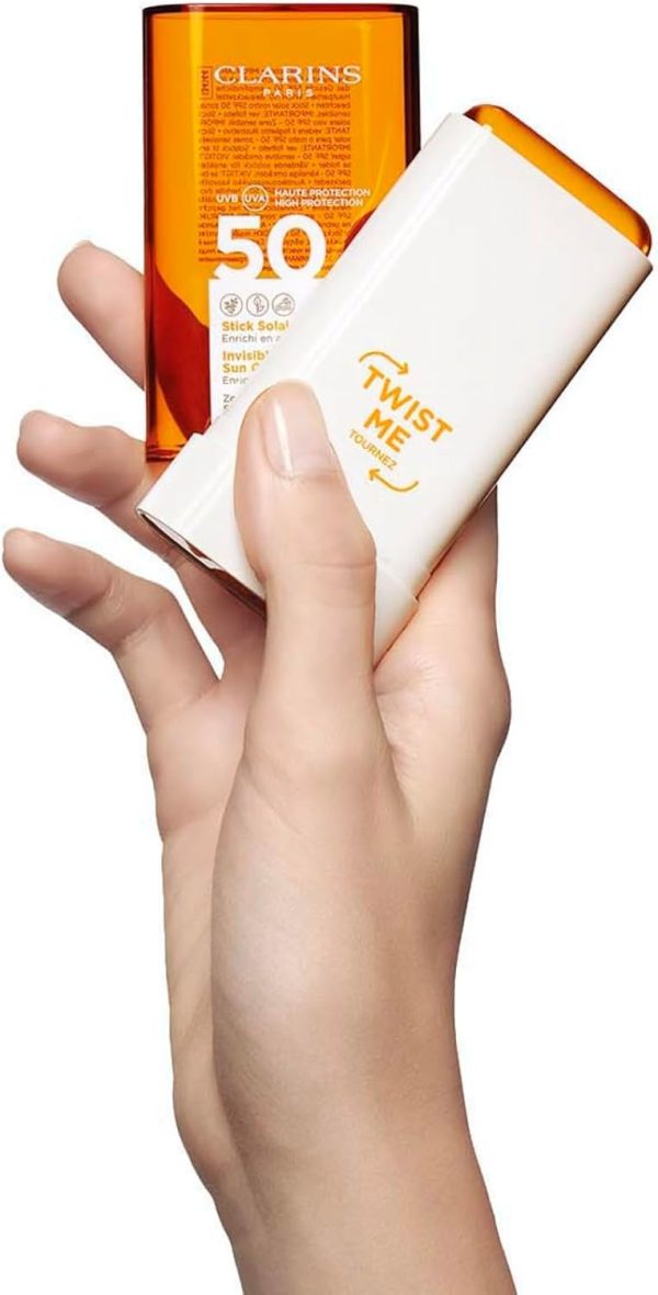 ⁦كلارنس ستيك سولير إنفيزيبل SPF 50+ - جديد 2020، 17.0 ملليلتر⁩ - الصورة ⁦2⁩