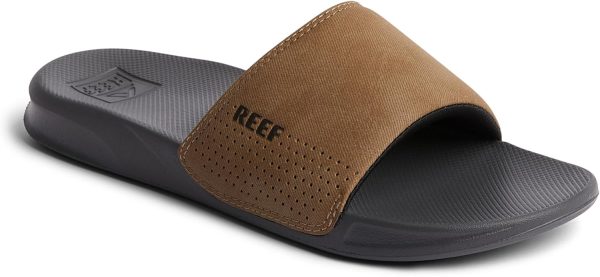 ⁦صندل للرجال من ريف ومزين بطبعة كلمة Reef على جانب واحد⁩ - الصورة ⁦2⁩