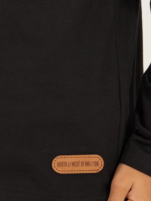⁦Styli Boys Solid High-Neck T-Shirt With Patch Detail⁩ - الصورة ⁦4⁩