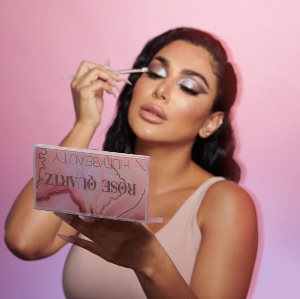 ⁦Huda Beauty Rose Quartz 18 Eyeshadow Palette⁩ - الصورة ⁦5⁩