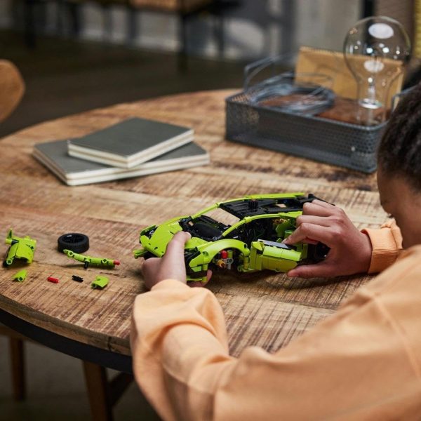 ⁦مجموعة لامبورغيني هوراكان تكنيكا 42161 من ™LEGO® Technic للأطفال بعمر +9 الذين يحبون ألعاب السيارات الرياضية الخارقة (806 قطع)⁩ - الصورة ⁦4⁩