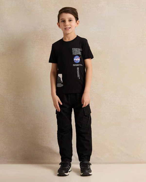 ⁦REDTAG Boys Black Printed T-Shirt⁩ - الصورة ⁦3⁩