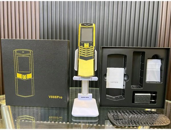⁦V888 Pro Dual SIM Mobile Phone, 1500mAh Battery, 2G Network, MP3 Player, Bluetooth, Radio, Social Media⁩ - الصورة ⁦3⁩