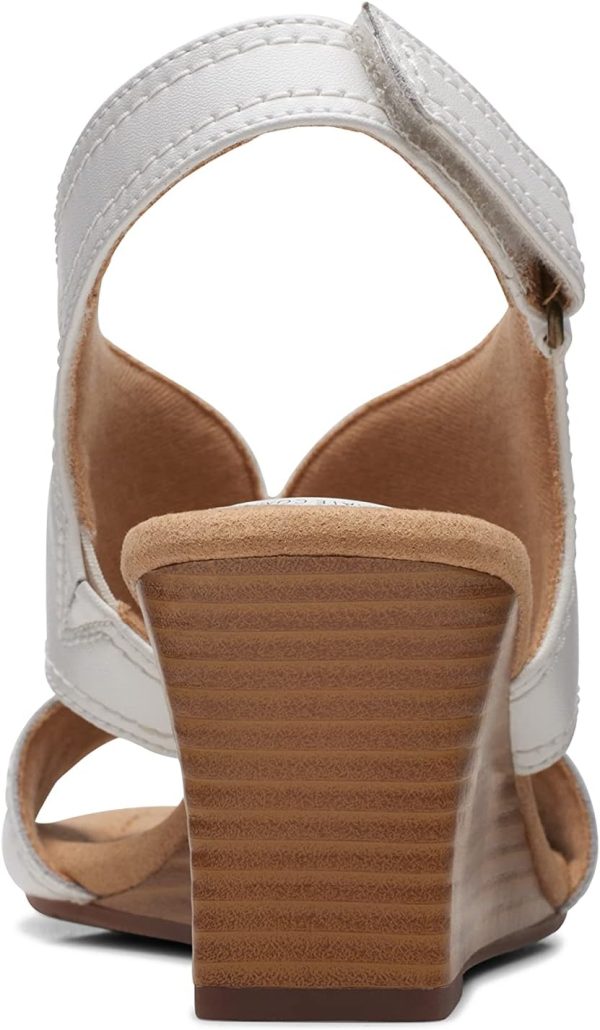 ⁦Clarks Women's Kyarra Aster Wedge Sandal⁩ - الصورة ⁦7⁩