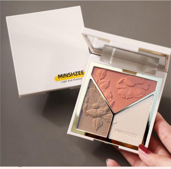 ⁦Azonee 3-in-1 Contour Palette, Highlighter, Contouring, Blusher with 2 Brushes, Silky Makeup Contouring Powder Palette⁩ - الصورة ⁦5⁩