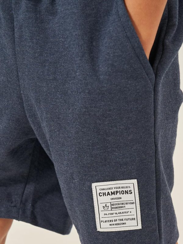 ⁦Styli Boys Solid Drawstring Shorts With Badge Detail⁩ - الصورة ⁦4⁩