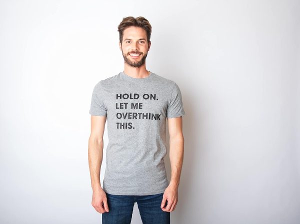 ⁦تي شيرت للرجال من Crazy Dog Hold On Let Me Overthink This تي شيرت مضحك للبالغين⁩ - الصورة ⁦2⁩