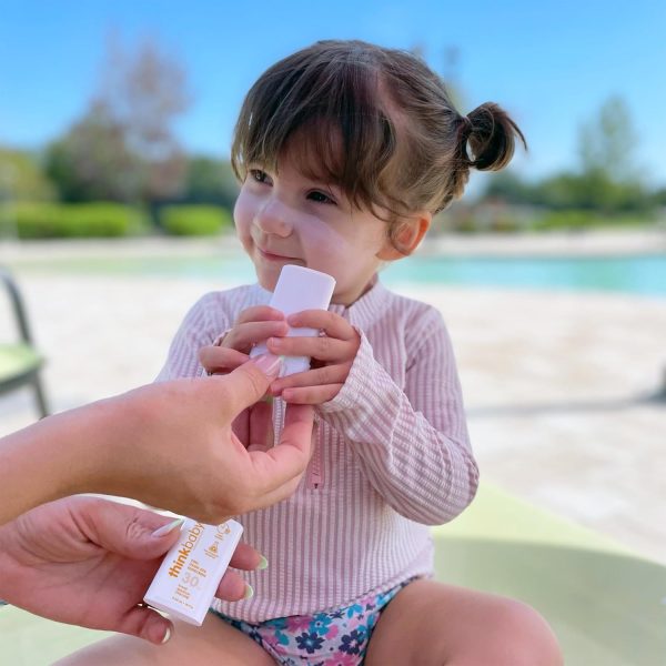 ⁦قلم واقي شمسي آمن بعامل وقاية من أشعة الشمس بدرجة 30 من ثينك بيبي، 50 SPF، 0.64 أونصة سائلة⁩ - الصورة ⁦6⁩