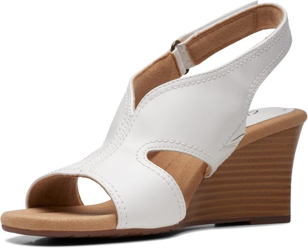 ⁦Clarks Women's Kyarra Aster Wedge Sandal⁩ - الصورة ⁦5⁩