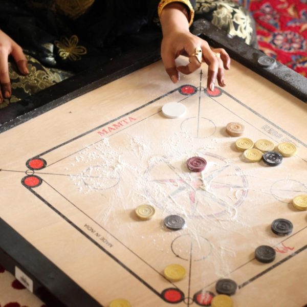 ⁦لوح كاروم كبير الحجم مامتا من اي توي مقاس 82 سم × 82 سم، تصميم تقليدي مع بوصلة روز، اطار اسود، لاعبين، لعمر 6 سنوات فما فوق⁩ - الصورة ⁦5⁩