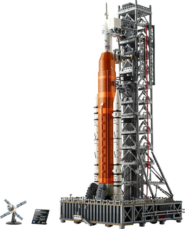 ⁦LEGO Icons NASA Artemis Space Launch System Set, Model Kit for Adults to Build, Includes an Orion Capsule and Launch Tower, Home and Office Desk Decor, Gifts for Men, Women, Him or Her 10341⁩ - الصورة ⁦2⁩