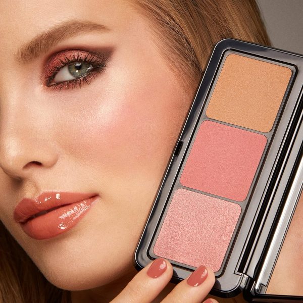 ⁦KIKO Milano Multi Finish Trio Blush & Bronzer Palette 01 | Face Palette With 1 Bronzer And 2 Blushes In Matte And Metallic Finishes⁩ - الصورة ⁦3⁩