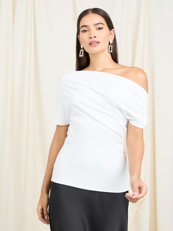 ⁦Styli Women 7007190336 Off Shoulder Asymmetric Neck Short Sleeve Knit Top⁩ - الصورة ⁦2⁩