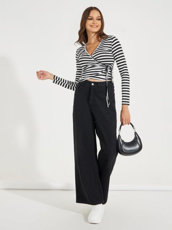 ⁦Styli Women Striped Wrap Top With Self-Tie Waist⁩ - الصورة ⁦3⁩