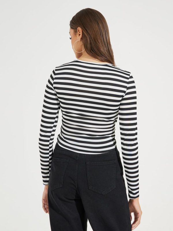 ⁦Styli Women Striped Wrap Top With Self-Tie Waist⁩ - الصورة ⁦5⁩