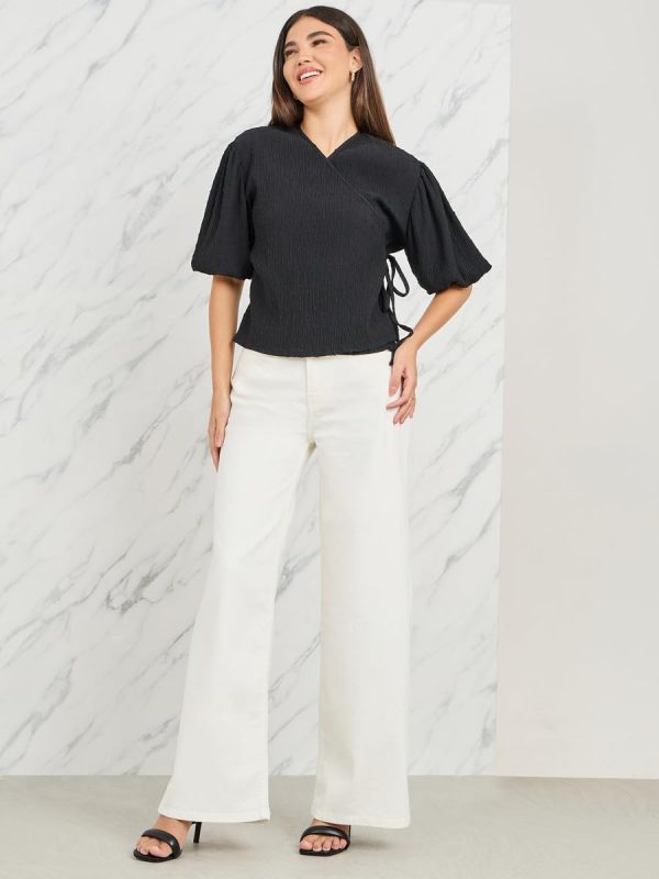 ⁦Styli Women Dobby Textured Balloon Sleeves Wrap Top⁩ - الصورة ⁦2⁩