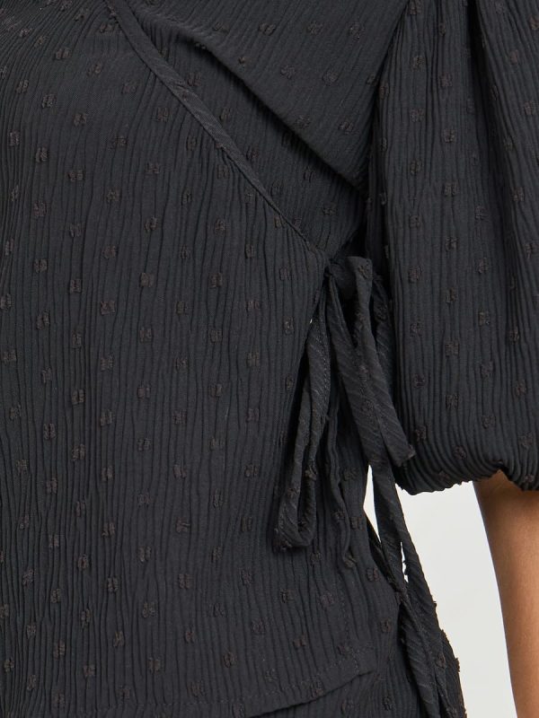 ⁦Styli Women Dobby Textured Balloon Sleeves Wrap Top⁩ - الصورة ⁦3⁩