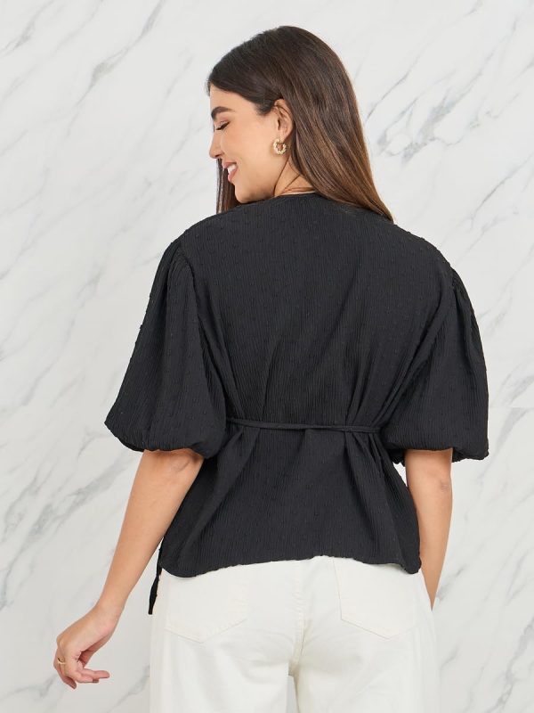 ⁦Styli Women Dobby Textured Balloon Sleeves Wrap Top⁩ - الصورة ⁦4⁩