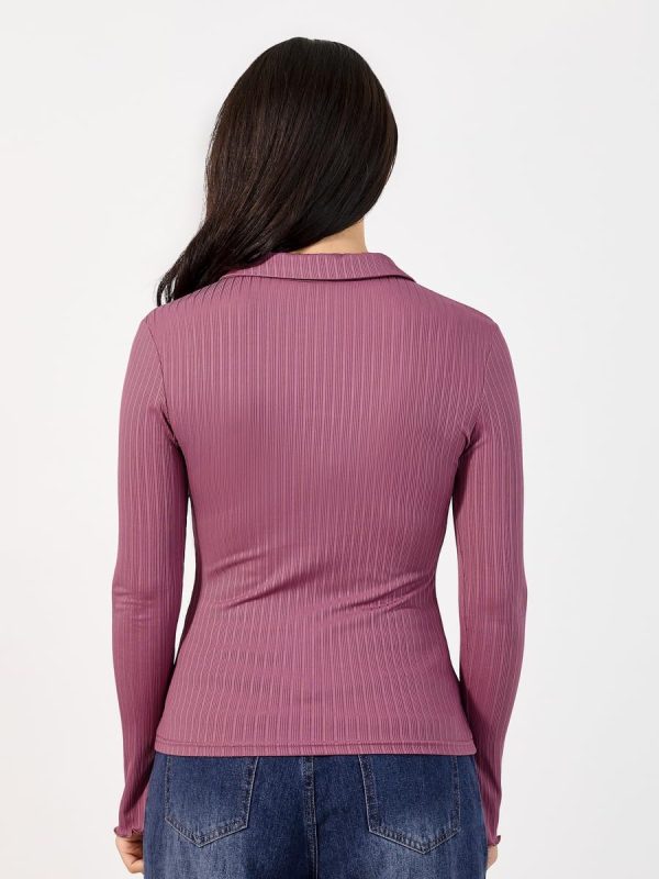 ⁦Styli Women Ribbed Fitted Polo T-Shirt With Long Sleeves⁩ - الصورة ⁦4⁩
