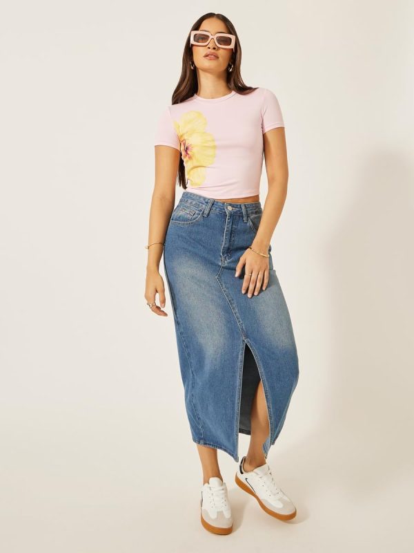 ⁦Styli Women's Hibiscus Floral Graphic Print Fitted Crop T-Shirt⁩ - الصورة ⁦2⁩