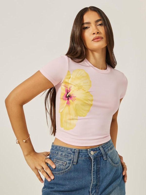 ⁦Styli Women's Hibiscus Floral Graphic Print Fitted Crop T-Shirt⁩ - الصورة ⁦3⁩