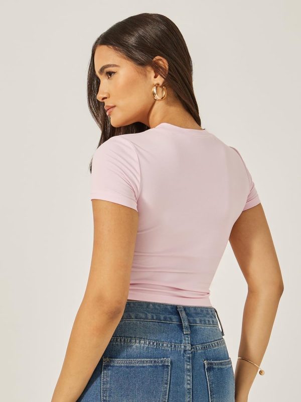 ⁦Styli Women's Hibiscus Floral Graphic Print Fitted Crop T-Shirt⁩ - الصورة ⁦5⁩