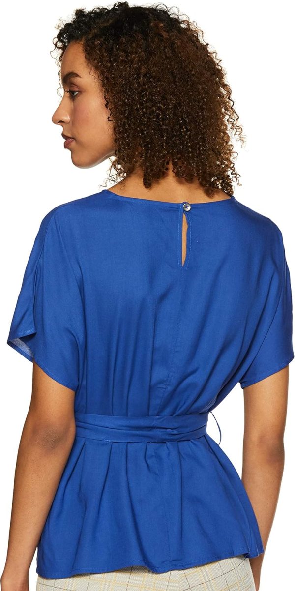 ⁦Amazon Brand - Symbol Women's Solid Regular Fit Top⁩ - الصورة ⁦2⁩