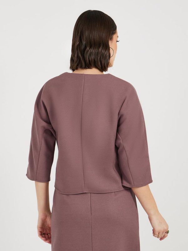 ⁦Styli Womene Split Neck Crop Top With 3/4 Sleeves⁩ - الصورة ⁦4⁩