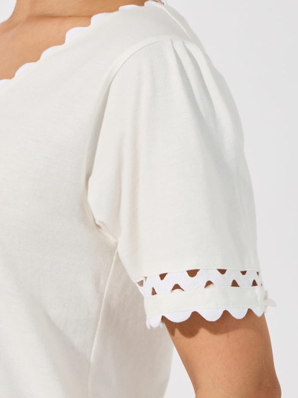 ⁦Styli Women Scallop Lace Insert V Neck Top⁩ - الصورة ⁦3⁩