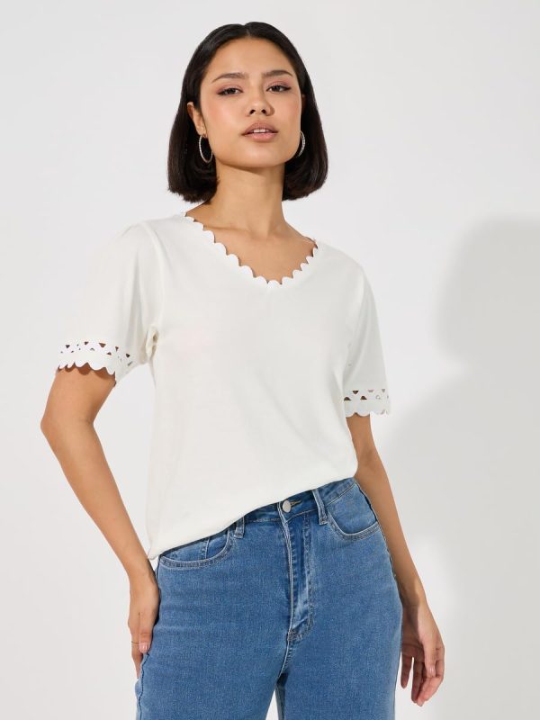 ⁦Styli Women Scallop Lace Insert V Neck Top⁩ - الصورة ⁦4⁩
