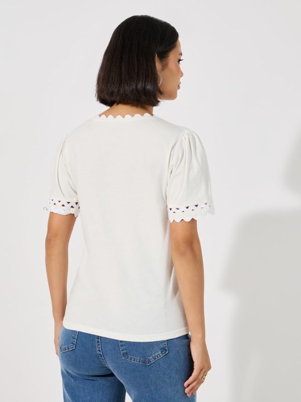 ⁦Styli Women Scallop Lace Insert V Neck Top⁩ - الصورة ⁦5⁩
