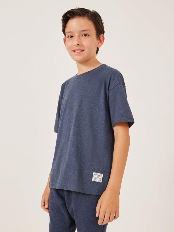 ⁦Styli Boys Solid Oversized T-Shirt With Badge Detail⁩ - الصورة ⁦2⁩