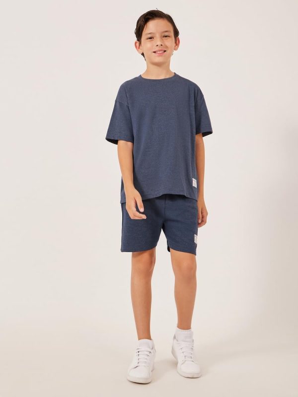 ⁦Styli Boys Solid Oversized T-Shirt With Badge Detail⁩ - الصورة ⁦3⁩
