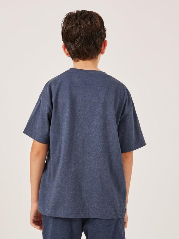 ⁦Styli Boys Solid Oversized T-Shirt With Badge Detail⁩ - الصورة ⁦5⁩