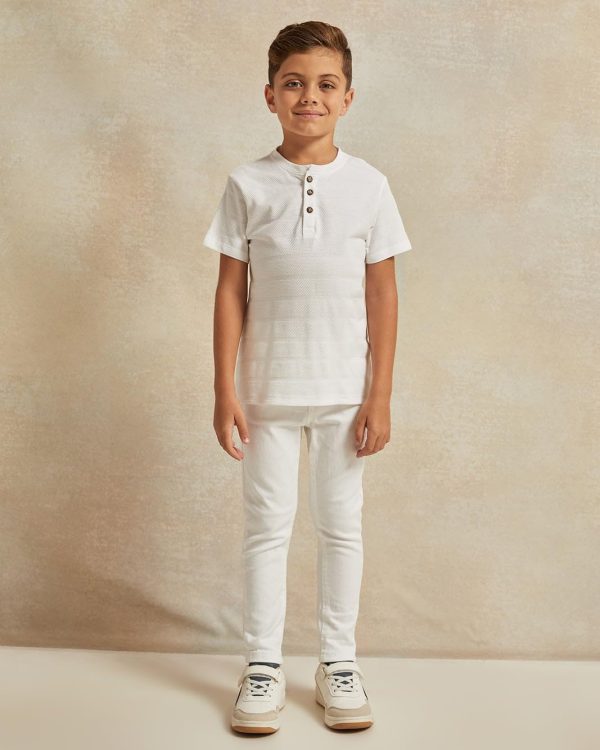 ⁦REDTAG Boys White Jacquard Henely T-Shirt⁩ - الصورة ⁦2⁩