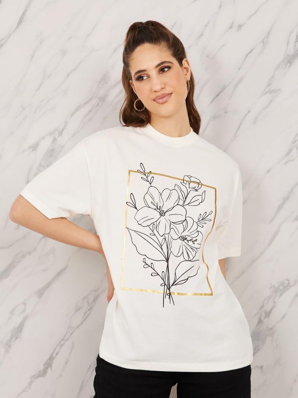 ⁦Styli Women Oversized Floral Foil Print Longline T-shirt⁩ - الصورة ⁦2⁩
