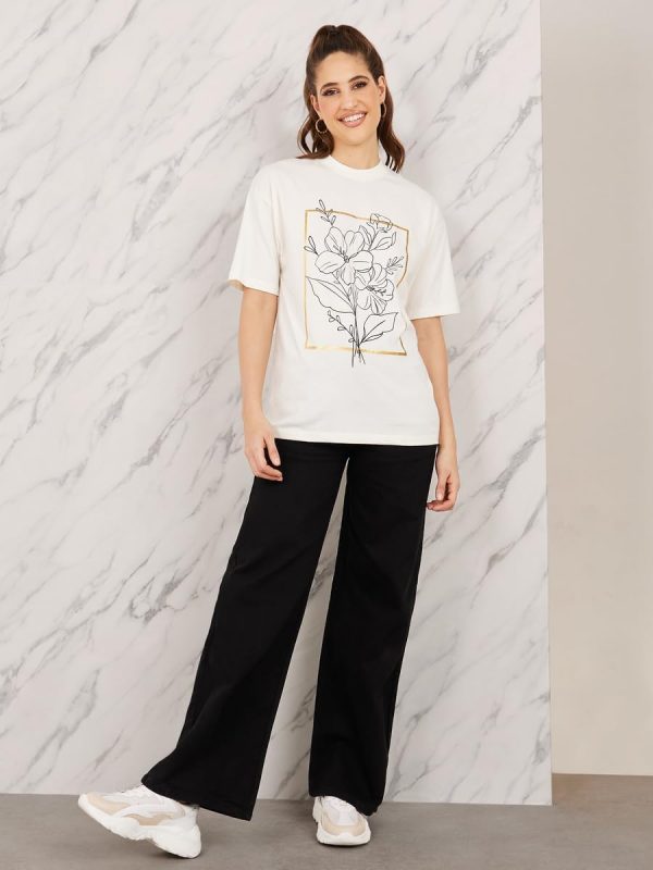 ⁦Styli Women Oversized Floral Foil Print Longline T-shirt⁩ - الصورة ⁦3⁩