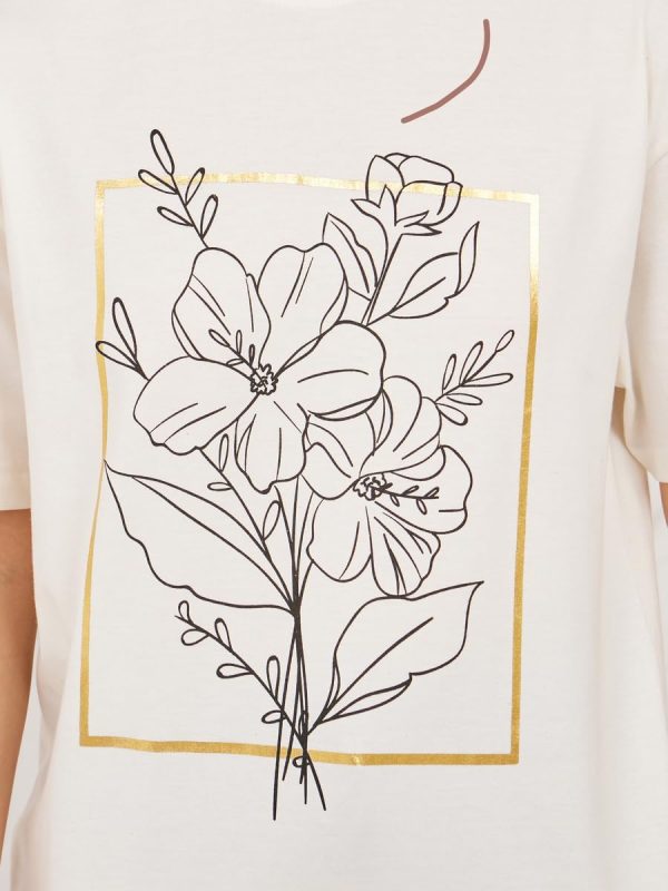 ⁦Styli Women Oversized Floral Foil Print Longline T-shirt⁩ - الصورة ⁦4⁩