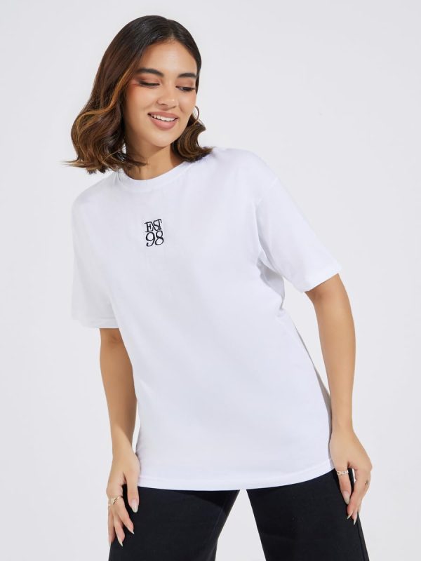 ⁦Styli Women Oversized Embroidered T-Shirt with Dropped Shoulder⁩ - الصورة ⁦2⁩