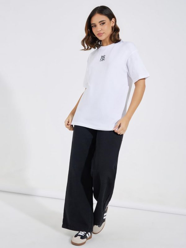 ⁦Styli Women Oversized Embroidered T-Shirt with Dropped Shoulder⁩ - الصورة ⁦3⁩