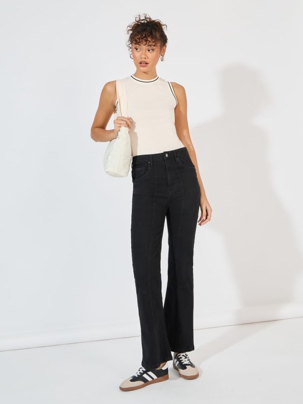 ⁦Styli Womene Knit Sleeveless Top With Contrast Piping⁩ - الصورة ⁦3⁩