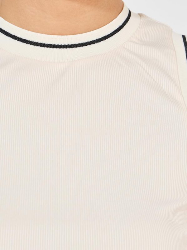 ⁦Styli Womene Knit Sleeveless Top With Contrast Piping⁩ - الصورة ⁦4⁩