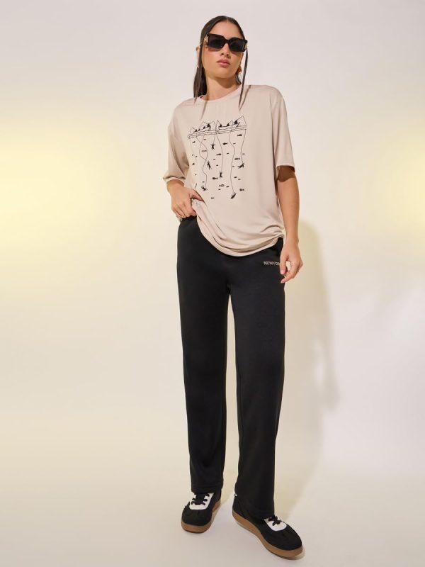 ⁦Styli Women's Round Neck Graphic Print T-Shirt⁩ - الصورة ⁦3⁩