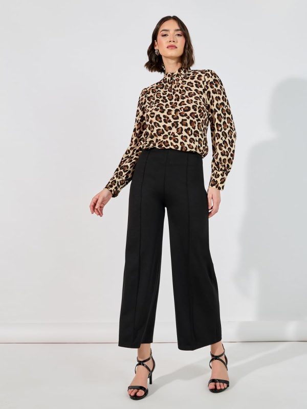 ⁦Styli Women All Over Print Long Sleeves High Neck Regular Fit Top⁩ - الصورة ⁦3⁩