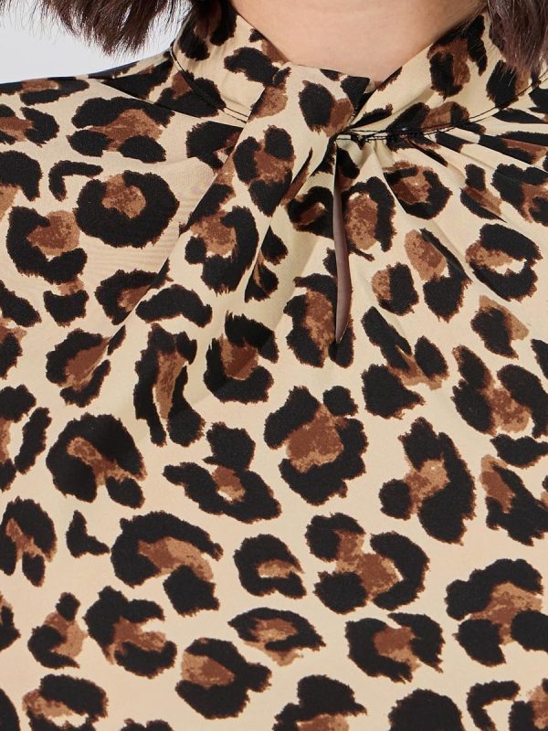⁦Styli Women All Over Print Long Sleeves High Neck Regular Fit Top⁩ - الصورة ⁦4⁩
