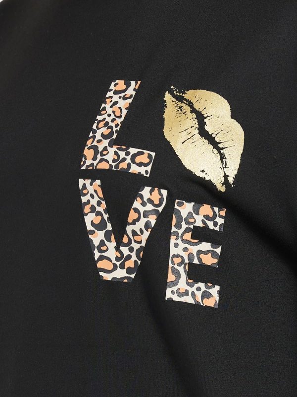 ⁦Styli Women Oversized Graphic Print Round Neck Longline T-Shirt⁩ - الصورة ⁦3⁩