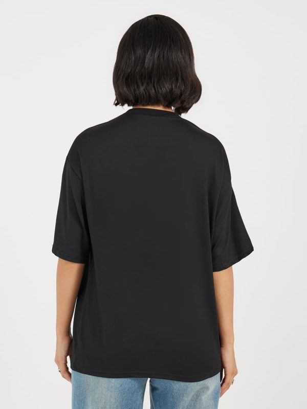 ⁦Styli Women Oversized Graphic Print Round Neck Longline T-Shirt⁩ - الصورة ⁦4⁩